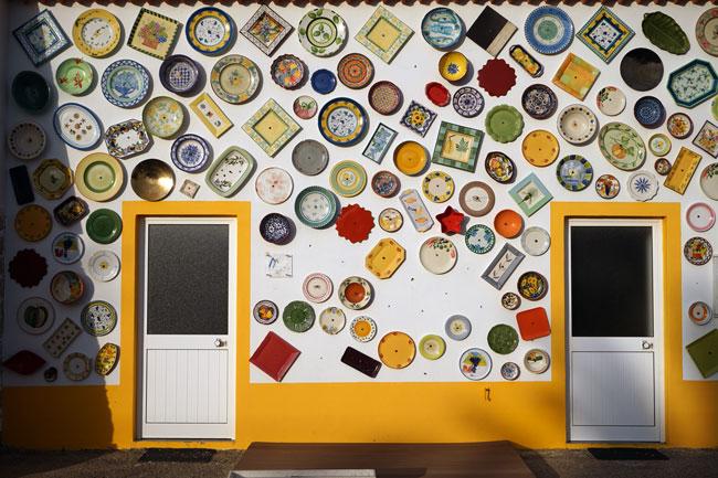 Bild: bunte portugiesische Keramik an einer Hauswand, Vielfalt